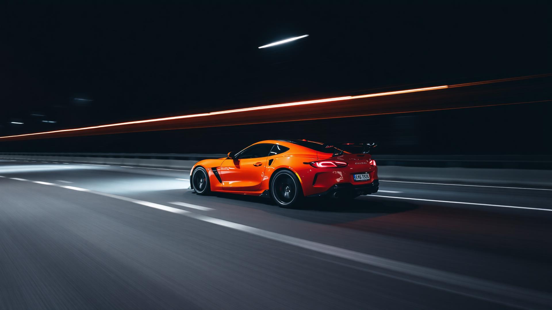 Carro esportivo laranja em alta velocidade